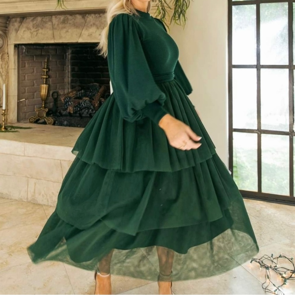 Beautiful Ivy city co green dress. Perfect for Christmas events or photos